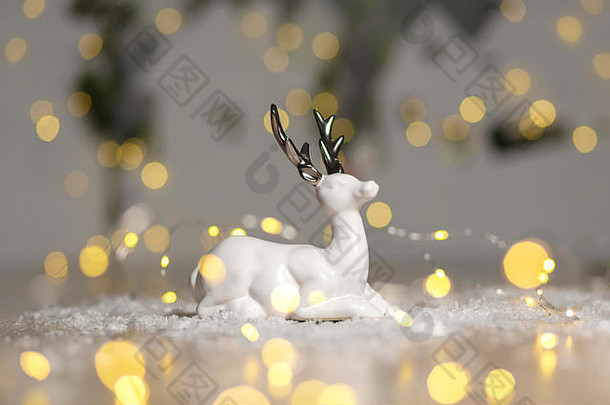 装饰以圣诞为主题的雕像圣诞节鹿圣诞节树装饰节日装饰温暖的散景灯