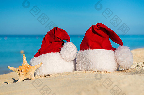 浪漫的一年海圣诞节假期圣诞老人帽子桑迪海滩