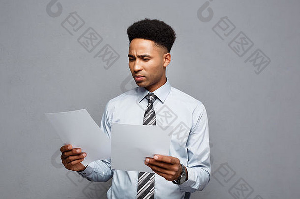 业务概念英俊的年轻的专业非洲美国商人集中阅读文档纸