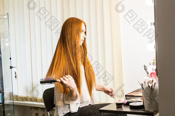 美丽的模型女孩闪亮的红色的<strong>直</strong>长头发护理头发产品