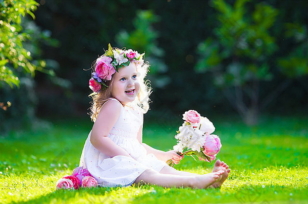 可爱的女孩粉红色的花孩子穿白色衣服玩夏天花园孩子们园艺孩子们玩在户外