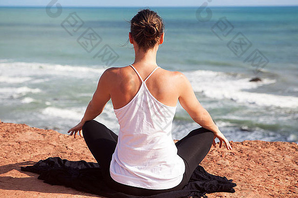 瑜伽锻炼海海岸