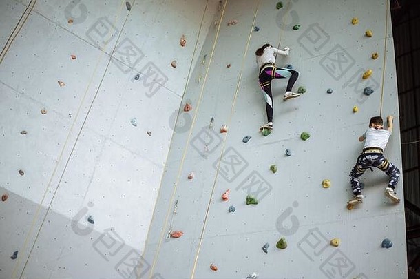 活跃的男孩岩石攀爬室内健身房