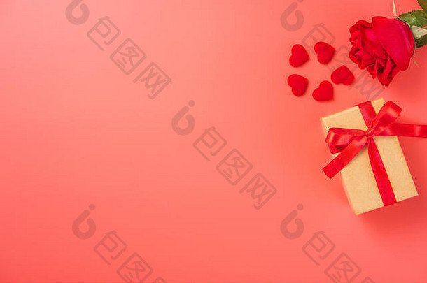 礼物盒子红色的丝带玫瑰时尚的颜色生活珊瑚概念情人节周年纪念日母亲的一天复制空间前视图