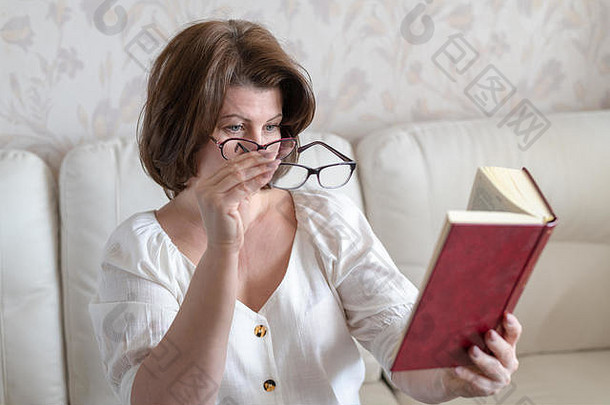 女人受损的愿景阅读书眼镜