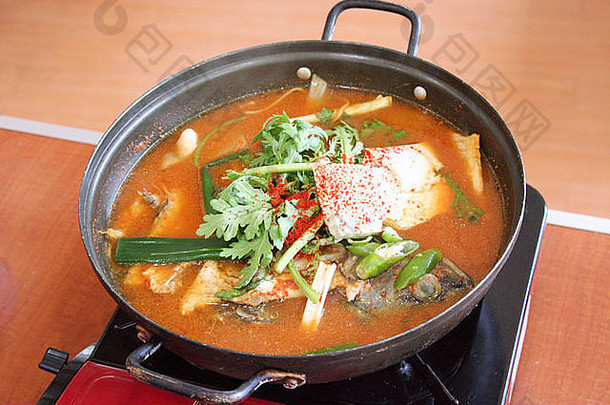 传统的朝鲜文鱼汤蔬菜豆腐服务菜
