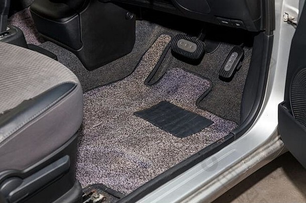 脏车地板上垫灰色的地毯气体踏板刹车车间详细说明车辆干清洁汽车服务行业