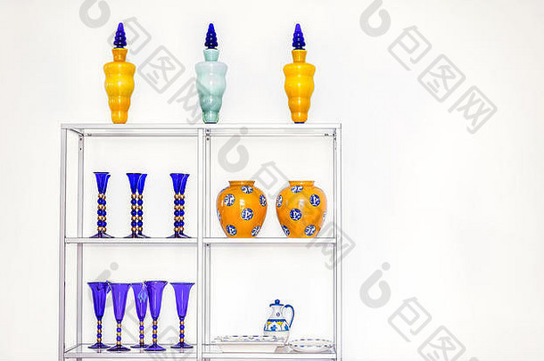 集合色彩鲜艳的花瓶喝蓝色的眼镜显示股票图像