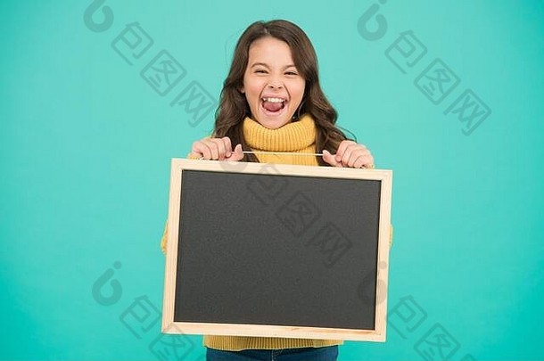 可爱的女学生黑板上广告通知概念女孩持有空白黑板的地方通知请注意信息读通知通知事件