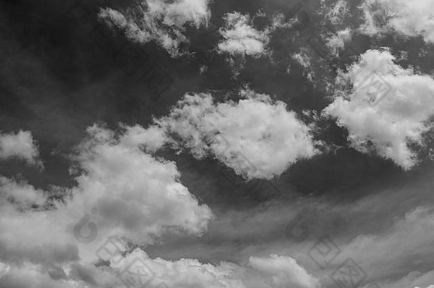 变量<strong>云</strong>天空蓝色的黑色的白色背景模式