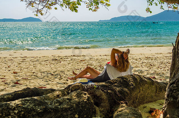 女人享受假期跨式热带海滩泰国