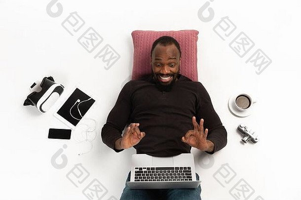 年轻的非裔美国人男人。设备小工具孤立的白色工作室背景概念现代技术小工具科技情绪Copyspace游戏购物会议在线教育