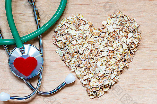 节食医疗保健概念燕麦麦片心形状的听诊器木表面健康的食物降低胆固醇prote来