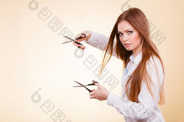 不负责任危险发型发型护理美概念充满激情的女理发师快乐的夫人双挥舞着剪刀显示工作工具正常的变薄剪切机