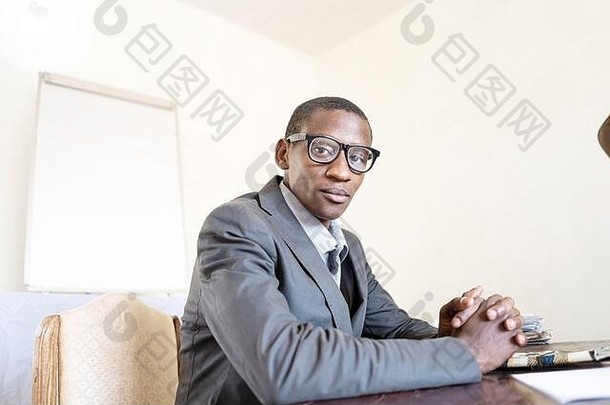 真实的非洲黑色的商<strong>人</strong>西装眼镜领带摆姿势相机办公室办公室背景