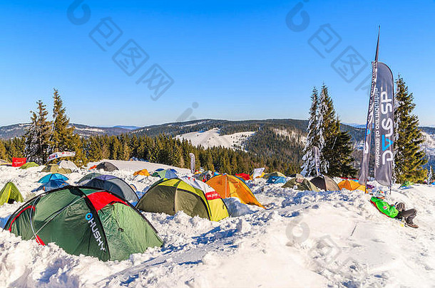 河道险阻山波兰2月色彩斑斓的帐篷冬天营位于图尔巴茨避难所2月游客李尔王