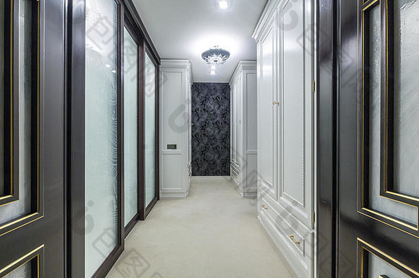 奢侈品沙拉酱房间公寓地毯地板上大白色衣橱玻璃滑动门白色天花板自然木