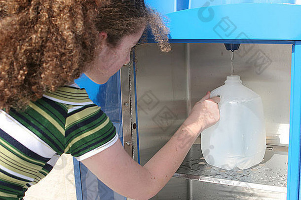 青少年女孩填充水瓶自动售货<strong>机</strong>准备飓风回收
