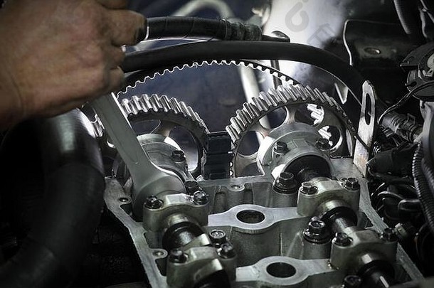 车机械师替换时机带凸轮轴现代引擎关键工具
