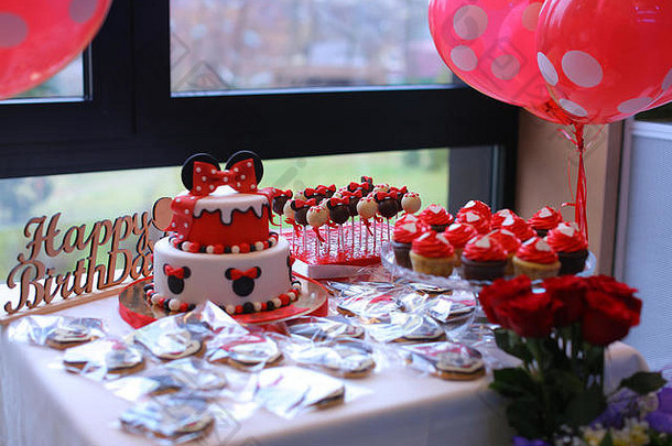 红色的糖果蛋糕生日聚会，派对