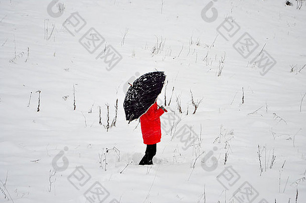 女孩红色的角黑色的伞雪