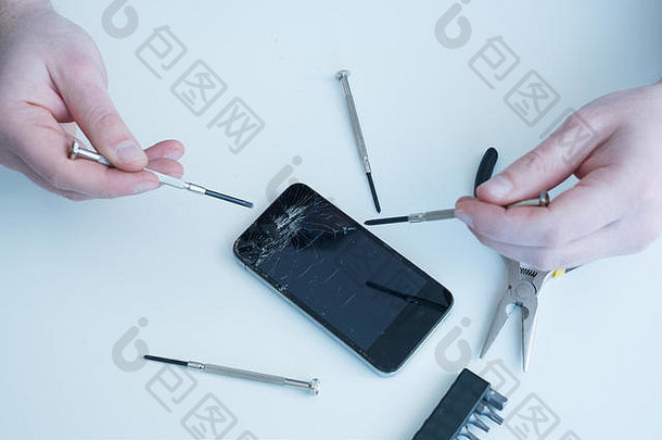 专家技术员修复破碎的智能手机