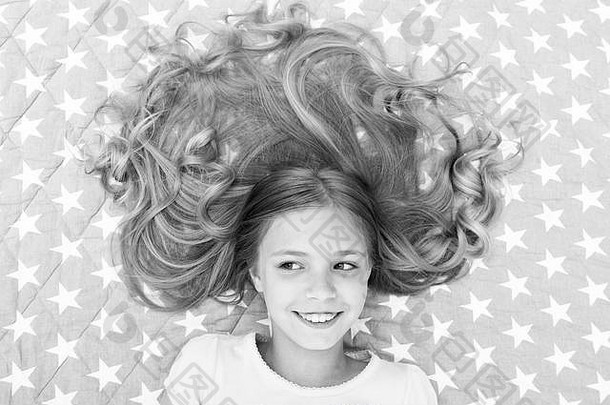 孩子卷曲的发型放松护发<strong>素面</strong>具有机石油头发闪亮的健康的令人惊异的头发提示头发卷曲的早....女孩孩子长头发躺床上前视图