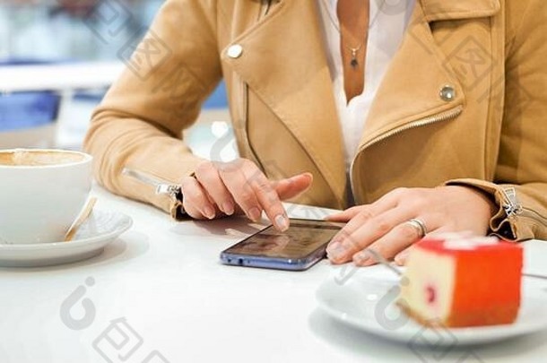 特写镜头照片年轻的女人打字米斯奇社会媒体智能手机坐着咖啡馆
