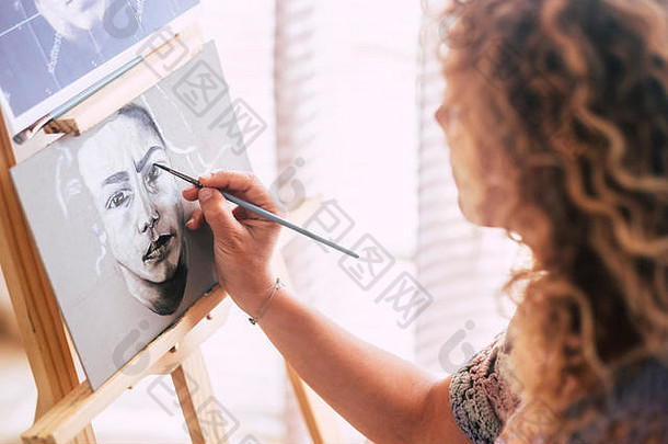 艺术创造力人概念高加索人特写镜头女人手绘画画肖像首页黑色的白色艺术休闲行为