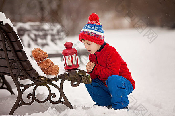 可爱的高加索人孩子男孩持有毛茸茸的玩具拥抱公园阳光明媚的冬天一天