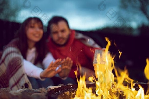 肖像快乐可爱的夫妇休息自然女人变暖手火