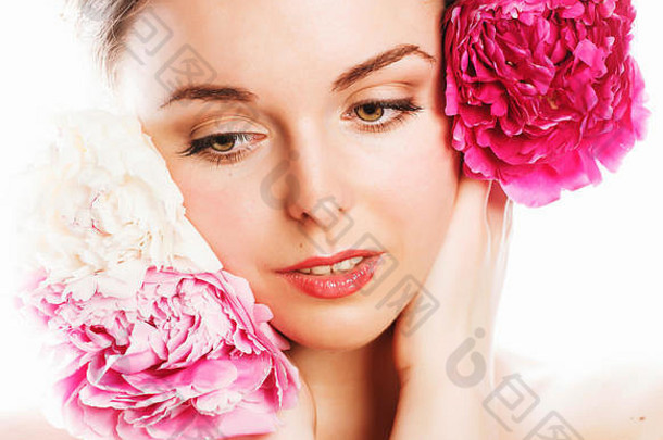年轻的美女人花牡丹粉红色的特写镜头化妆软