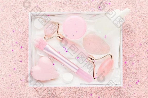 美盒子玫瑰石英玉辊石头脸血清刷柔和的粉红色的背景