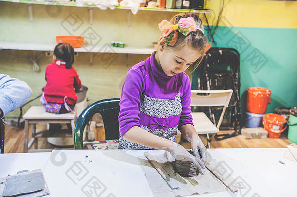 女孩造型粘土能表格陶器教训陶瓷工作室