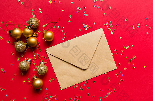 圣诞节作文信封玩具红色的背景金五彩纸屑一年概念问候卡圣诞节庆祝活动平躺前