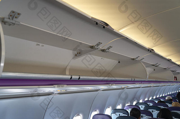 随身携带的行李开销存储室商业飞机细节拍摄飞机小屋室内旅行概念复制空间