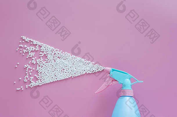 蓝色的喷雾瓶喷涂白色泡沫泡沫粉红色的背景复制空间有创意的最小的清洁概念