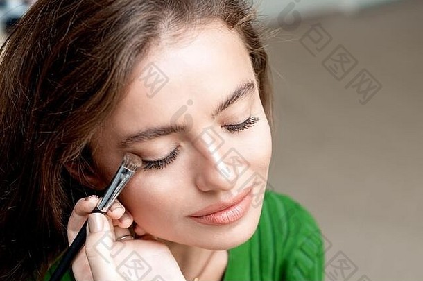 关闭手化妆艺术家适用于眼影粉眼睛化妆复制空间