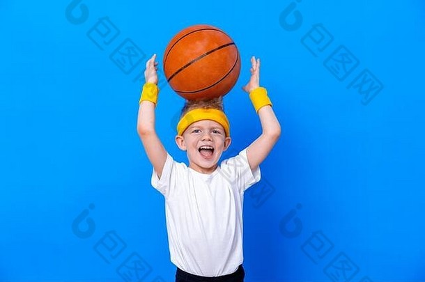运动男孩篮球球蓝色的工作室背景健身房锻炼孩子运动员活动体育运动健身健康能源成功