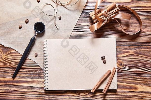 墨水笔工艺笔记本肉桂木桌子上