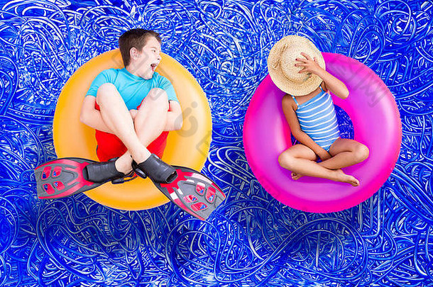 喧闹的男孩安静的年轻的妹妹放松明亮的色彩斑斓的塑料环游泳池享受热夏天一天re