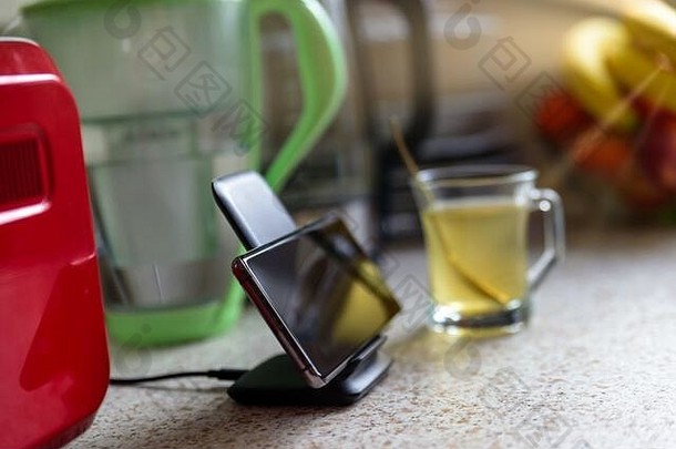 智能手机无线充电充电站茶玻璃杯厨房桌面