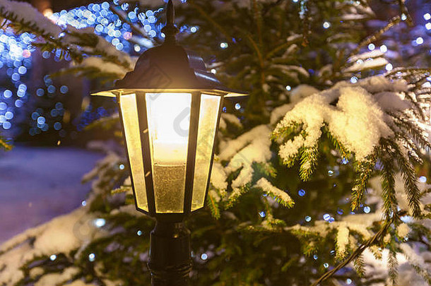 街灯开启街灯装饰圣诞节树花环雪关闭