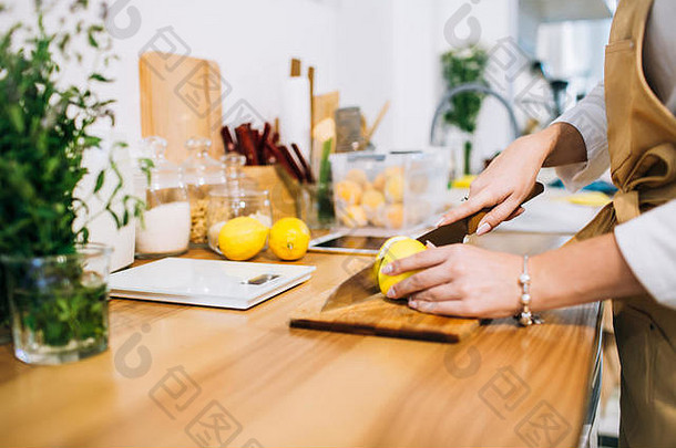 女手切割柠檬锋利的刀明亮的简约厨房准备好了烹饪