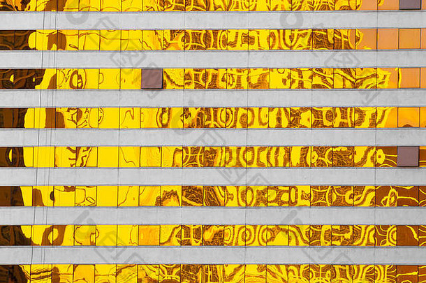 摘要创建金黄色的反射现代建筑窗户