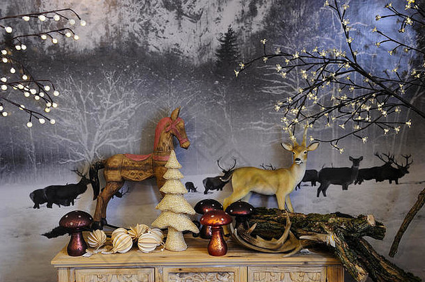圣诞节树假期装饰物准备工作调优房子装饰室内片段情绪圣诞节树表格装饰美丽的