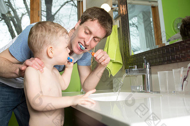 父亲儿子刷牙<strong>牙齿</strong>浴室