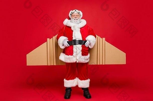 完整的长度照片上了年纪的时髦的圣诞老人老人帽他纸板工艺翅膀准备好了飞圣诞节晚上穿魔法服装护目镜