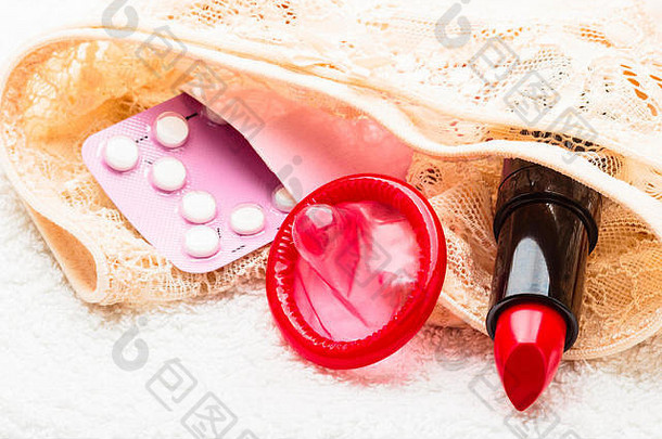 医疗保健医学避孕出生控制特写镜头口服避孕药片避孕套红色的口红花边内衣