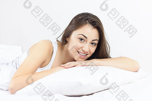 快乐年轻的女人放松床上